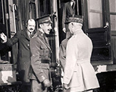 Alfonso XIII recibido por el mariscal Philippe Pétain en la estación de Verdún, 22 de octubre de 1919