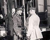 Alfonso XIII recibido por el mariscal Philippe Pétain en la estación de Verdún, 22 de octubre de 1919
