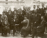 Retrato del personal de la Oficina de la Guerra Europea posando en una de las terrazas del Palacio Real