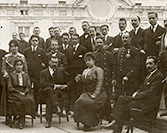 Retrato del personal de la Oficina de la Guerra Europea posando en una de las terrazas del Palacio Real