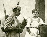 Soldados alemanes en un pozo junto a una joven