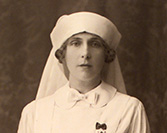 La Reina Victoria Eugenia con el uniforme de enfermera de la Cruz Roja