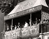 Los Reyes de España y de Bélgica en el balcón  del ayuntamiento de Bruselas