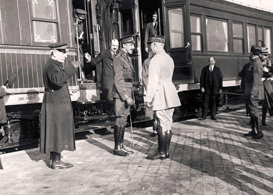 Alfonso XIII recibido por el mariscal Philippe Pétain en la estación de Verdún, 22 de octubre de 1919