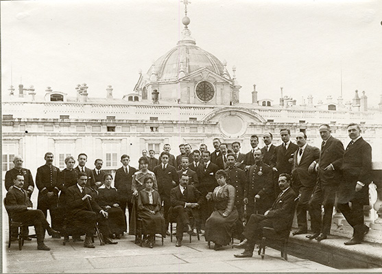 Retrato del personal de la Oficina de la Guerra Europea posando en una de las terrazas del Palacio Real