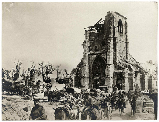 Tropas alemanas a su paso por la iglesia semiderruida de Cormicy