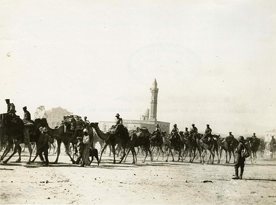 Avance británico en Palestina. Cuerpo Imperial de camellos en las afueras de Beerseba