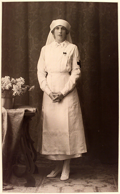 La Reina Victoria Eugenia con el uniforme de enfermera de la Cruz Roja