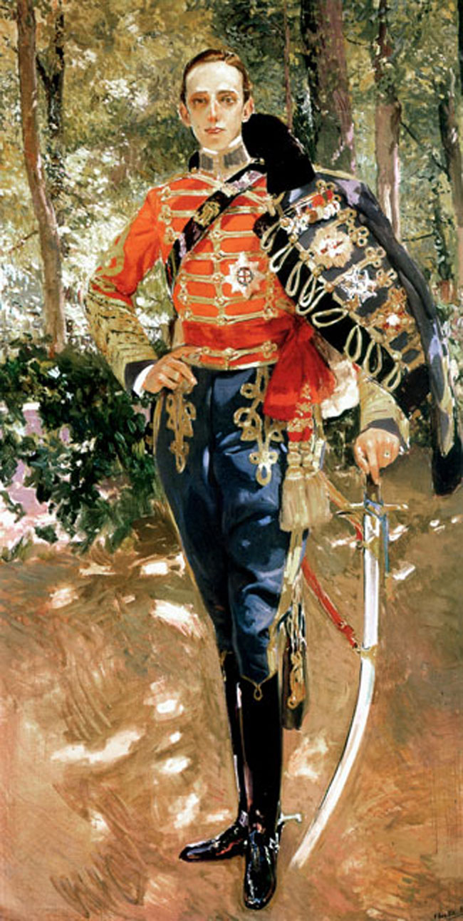 Alfonso XIII con uniforme de húsar en los jardines de La Granja