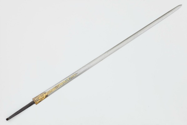 Hoja del estoque pontífico regalado por Clemente VII con motivo de la coronación imperial