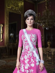 S.M. la Reina con indumentaria de gala en el Palacio Real de Madrid