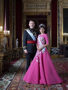 SS.MM. los Reyes con indumentaria de gala en el Palacio Real de Madrid