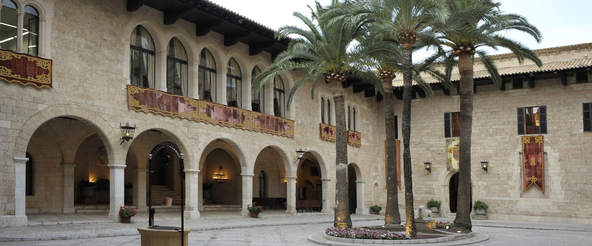 https://www.patrimonionacional.es/sites/default/files/styles/full/public/2020-05/02-almudaina.jpg