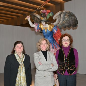 Desde la izq., la restauradora Ana Loureiro, la presidenta de Patrimonio Nacional, Ana de la Cueva, y la directora de las Colecciones Reales, Leticia Ruiz 