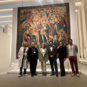 El tapiz 'El triunfo del tiempo' instalado en la Galería de las Colecciones Reales de Patrimonio Nacional